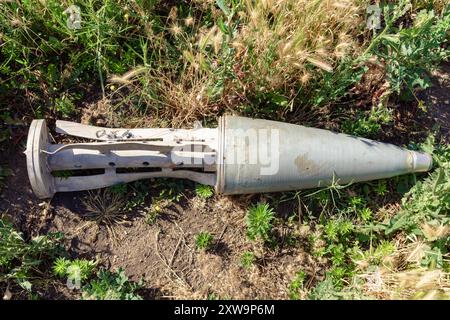 Cluster Bombe Shell. Russisches Bombengehäuse in der Nähe von Sloviansk gefunden. Sloviansk Ukraine Copyright: XMikolajxJaneczekx Stockfoto