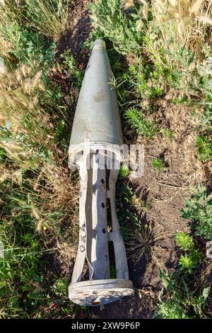 Cluster Bombe Shell. Russisches Bombengehäuse in der Nähe von Sloviansk gefunden. Sloviansk Ukraine Copyright: XMikolajxJaneczekx Stockfoto