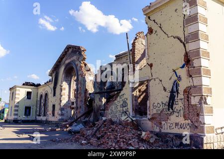 Bahnhof Kostiantyniwka nach dem russischen Angriff. Der Bahnhof im Stadtzentrum wurde von russischen Angriffen angegriffen. Graffiti an der Wand zeigt Putin, der an einer ukrainischen Flagge hängt. Kostiantynivka Ukraine Copyright: XMikolajxJaneczekx Stockfoto