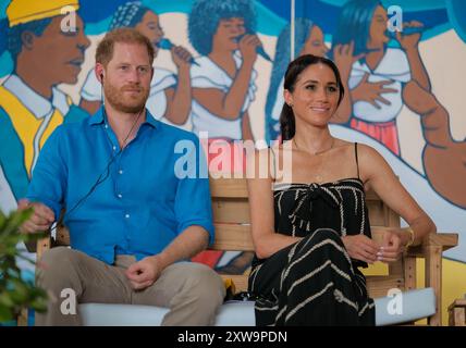 Kolumbien. August 2024. HINWEIS: HANDOUT – OBLIGATORISCHE VERANLASSUNG: PRINZ HARRY, Herzog von Sussex und MEGHAN, Herzogin von Sussex, während ihres offiziellen Besuchs in der Schule der Trommeln des cabildo in Cartagena, Kolumbien, 17. August 2024. Foto: Andres Castilla/kolumbianische Vicepresidency/Long Visual Press Credit: Long Visual Press/Alamy Live News Stockfoto