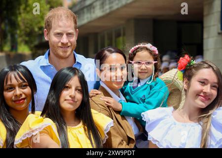 Kolumbien. August 2024. HINWEIS DER REDAKTION: HANDOUT – OBLIGATORISCHER VERMERK: PRINZ HARRY, Duke of Sussex und MEGHAN, Duchess of Sussex posieren für ein Foto während ihres offiziellen Besuchs in Bogota, Kolumbien, 16. August 2024. Foto: Kolumbianische Vizepräsidentschaft/Long Visual Press Credit: Long Visual Press/Alamy Live News Stockfoto