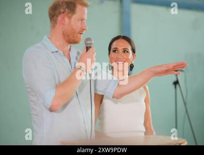 Kolumbien. August 2024. HINWEIS: HANDOUT – OBLIGATORISCHER VERMERK: PRINZ HARRY, Herzog von Sussex (sprechen) und MEGHAN, Herzogin von Sussex während ihres offiziellen Besuchs in San Bacilio de Palenque, Kolumbien, 17. August 2024. Foto: Andres Castilla/kolumbianische Vicepresidency/Long Visual Press Credit: Long Visual Press/Alamy Live News Stockfoto