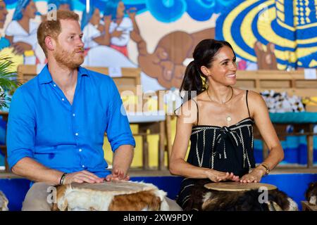 Kolumbien. August 2024. HINWEIS: HANDOUT – OBLIGATORISCHER VERMERK: PRINZ HARRY, Duke of Sussex und MEGHAN, Duchess of Sussex, spielen Schlagzeug während ihres offiziellen Besuchs in Bogota, Kolumbien, 17. August 2024. Foto: Kolumbianische Vizepräsidentschaft/Long Visual Press Credit: Long Visual Press/Alamy Live News Stockfoto