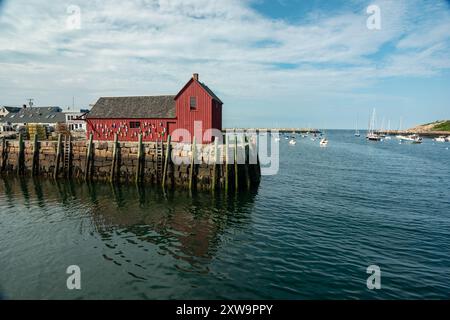 Motiv 1 in Neuengland mit Hummerbojen an roter Wand Stockfoto