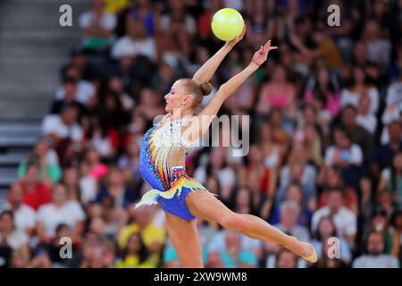 Paris, Frankreich. August 2024. Ekaterina Vedeneeva (SLO) Rhythmische Gymnastik : individueller Allround-Finalball während der Olympischen Spiele 2024 in Paris in der Porte de La Chapelle Arena. Quelle: Naoki Nishimura/AFLO SPORT/Alamy Live News Stockfoto