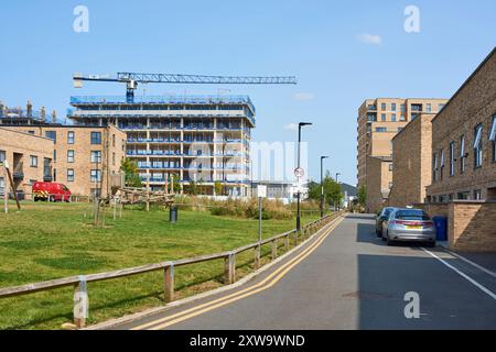 Neue Apartments werden im Bau auf Harrow View, in Eastman Village, Harrow, Greater London UK, von der Duffy Avenue aus gesehen Stockfoto