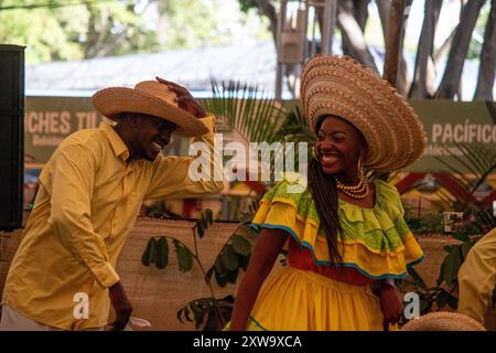 Cali, Kolumbien. August 2024. Tänzer und Musiker nehmen am 16. August 2024 Teil beim Petronio Alvarez Festival in Cali, Kolumbien. Foto: Sebastian Marmolejo/Long Visual Press Credit: Long Visual Press/Alamy Live News Stockfoto