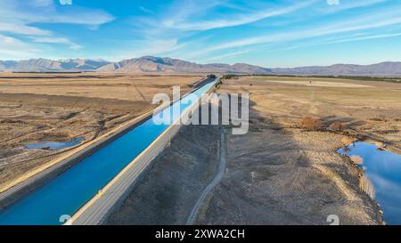 Die trockene landwirtschaftliche Landschaft des Mackenzie Country in der Nähe der kleinen Stadt Twizel Stockfoto