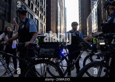 Chicago, Illinois, USA. August 2024. Eine große Polizeipräsenz folgt Demonstranten, die sich gegen die Demokratische Partei am Vorabend des Demokratischen Nationalkonvents stellen. (Kreditbild: © J. Daniel HUD/ZUMA Press Wire) NUR REDAKTIONELLE VERWENDUNG! Nicht für kommerzielle ZWECKE! Stockfoto