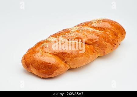 Frisch gebackenes, geflochtenes Brot mit Sesamsamen auf weißem Hintergrund, für jedes Bäckerei- oder Lebensmittelprojekt Stockfoto