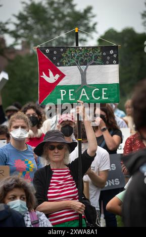 Boston, Massachusetts, USA. August 2024. Keine weitere Bombe, Solidarität mit Gaza-Demonstration, die zu einem Waffenstillstand im Gazastreifen und zu einer Beendigung der Bewaffnung Israels durch die USA aufruft. Hunderte versammelten sich auf dem Boston Common, dem ältesten öffentlichen Park der Vereinigten Staaten, und marschierten dann ein kurzes Stück weiter zum Massachusetts State House, wo sie die Beacon Street vor dem Gebäude blockierten. Keine weiteren Bombendemonstrationen fanden in über 20 US-Städten am Tag vor dem Beginn der Democratic National Convention in Chicago statt. Das Foto zeigt eine Frau aus Massachusetts mit einem selbstgemachten Schild. Stockfoto