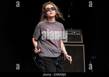 GREEN MAN FESTIVAL, BRECON, WALES, Vereinigtes Königreich – 18. AUGUST 2024: Die Sängerin Blondshell spielt die Mountain Stage. Tag des Green man Festivals 2024 im Glanusk Park, Brecon, Wales. Foto: Rob Watkins/Alamy Live News. Stockfoto