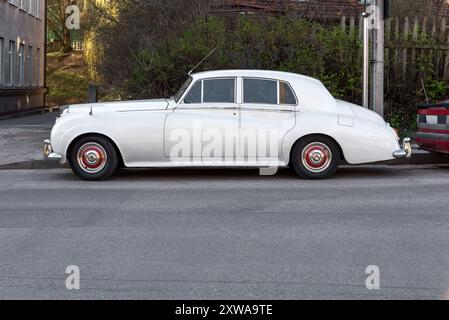 Klassischer Weißer Wagen, Der Auf Einer Leeren City Street Geparkt Ist. Retro-Fahrzeug Von Der Seite Stockfoto