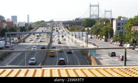 Triborough Bridge in Astoria, Robert F. Kennedy Bridge, New York City. Autoverkehr auf der Straße, mehrspurige Transportautobahn von einer erhöhten U-Bahn-Station in Queens in der Nähe von Ditmars Steinway, NYC, USA. Stockfoto