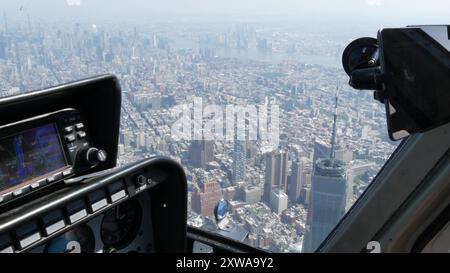 Hubschrauberrundflug in New York City, Hubschrauberrundflug über Manhattan, USA. World Trade Center Tower, Stadtzentrum, Tribeca. Extremtourismus, Reise USA. Kamera schüttelt. Bedienfeld. Stockfoto