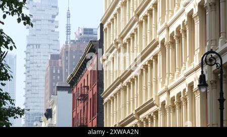 New York City Manhattan Soho Modeviertel in der Nähe der Broadway Street. Städtische Gebäudefassade der USA, alte amerikanische Architektur. Einkaufsmöglichkeiten in NYC, USA. Geschäfts- und Wohnimmobilien. Laterne Stockfoto