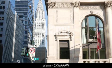 Fifth Avenue, 5 Avenue Road Schild, Manhattan Midtown Hochhaus Architektur, New York City 5th av, 42 Street ikonische Aussichtsecke in der Nähe von Bryant Park, Bibliothek. Chrysler Building, amerikanische Flagge, USA. Stockfoto