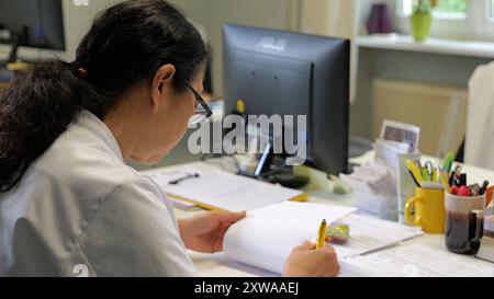 Berlin, Deutschland. Juli 2024. Ein Arzt für traditionelle Chinesische Medizin der Pekinger Universität für Chinesische Medizin Koetzting Krankenhaus erfasst Patientendaten in der Stadt Bad Koetzting in Südostdeutschland am 11. Juli 2024. UM MIT „Feature: TCM Treatments werden Anerkennung in Deutschland für Wirksamkeit, weniger Nebenwirkungen“ Credit: Jia Jinming/Xinhua/Alamy Live News Stockfoto