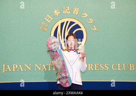 Tokio, Japan. August 2024. Der Pariser Olympiasieger Coco YOSHIZAWA posiert für die Kameras im Japan National Press Club in Tokio. Yoshizawa nahm an einer Pressekonferenz in Tokio Teil, nachdem er 2024 in Paris die Gold-Medaille der Skateboarding-Frauen gewonnen hatte. (Kreditbild: © Rodrigo Reyes Marin/ZUMA Press Wire) NUR REDAKTIONELLE VERWENDUNG! Nicht für kommerzielle ZWECKE! Stockfoto