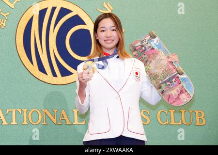 Tokio, Japan. August 2024. Der Pariser Olympiasieger Coco YOSHIZAWA posiert für die Kameras im Japan National Press Club in Tokio. Yoshizawa nahm an einer Pressekonferenz in Tokio Teil, nachdem er 2024 in Paris die Gold-Medaille der Skateboarding-Frauen gewonnen hatte. (Kreditbild: © Rodrigo Reyes Marin/ZUMA Press Wire) NUR REDAKTIONELLE VERWENDUNG! Nicht für kommerzielle ZWECKE! Stockfoto