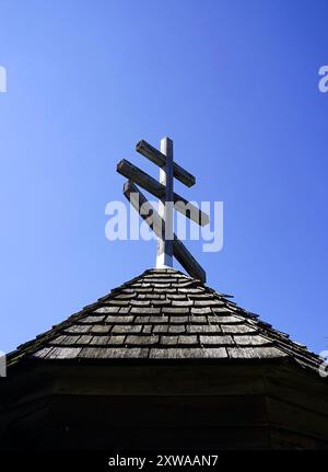 Hölzernes christlich-orthodoxes Kreuz aus einer alten ukrainischen Kirche im ländlichen Saskatchewan Stockfoto