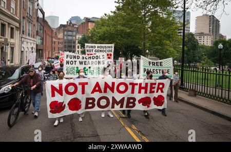 Boston, Massachusetts, USA. August 2024. Keine weitere Bombe, Solidarität mit Gaza-Demonstration, die zu einem Waffenstillstand im Gazastreifen und zu einer Beendigung der Bewaffnung Israels durch die USA aufruft. Hunderte versammelten sich auf dem Boston Common, dem ältesten öffentlichen Park der Vereinigten Staaten, und marschierten dann ein kurzes Stück weiter zum Massachusetts State House, wo sie die Beacon Street vor dem Gebäude blockierten. Keine weiteren Bombendemonstrationen fanden in über 20 US-Städten am Tag vor dem Beginn der Democratic National Convention in Chicago statt. Das Foto zeigt die Demonstration, die die Park Street zum State House führt. Stockfoto