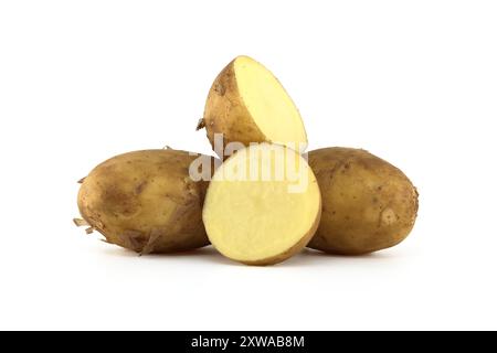 Stapel von Kartoffeln der jüngsten Ernte in der Frühsaison, isoliert auf weißem Hintergrund, eine Kartoffel in Teilung mit gelbem Innern Stockfoto