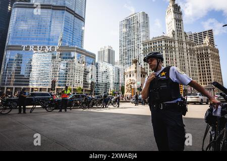 Chicago, Illinois, USA. August 2024. Die Polizei bildet Linien, um die festgelegten Grenzen zu sichern, während sich eine Koalition aus reproduktiven Rechten und pro-palästinensischen Aktivisten zusammentritt und in die Innenstadt von Chicago marschiert. (Kreditbild: © Dave Decker/ZUMA Press Wire) NUR REDAKTIONELLE VERWENDUNG! Nicht für kommerzielle ZWECKE! Stockfoto