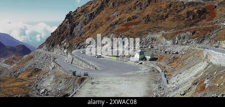 zick Zag Bergstraße und alpines himalaya-Hochland im Osten von sikkim in der Nähe des nathu la Pass nahe der internationalen Grenze zu indien china Stockfoto