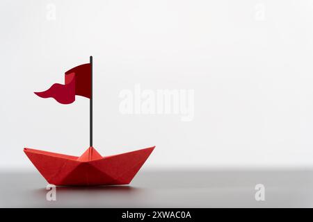 Rotes Boot. Papierboot auf weißem Hintergrund mit Kopierraum Stockfoto