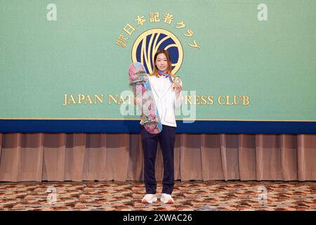 Tokio, Japan. August 2024. Der Pariser Olympiasieger Coco YOSHIZAWA posiert für die Kameras im Japan National Press Club in Tokio. Yoshizawa nahm an einer Pressekonferenz in Tokio Teil, nachdem er 2024 in Paris die Gold-Medaille der Skateboarding-Frauen gewonnen hatte. (Kreditbild: © Rodrigo Reyes Marin/ZUMA Press Wire) NUR REDAKTIONELLE VERWENDUNG! Nicht für kommerzielle ZWECKE! Stockfoto