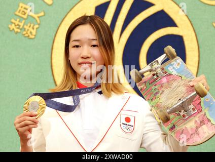 Tokio, Japan. August 2024. Die 14-jährige japanische Skateborder Coco Yoshizawa posiert für Fotos, nachdem sie am Montag, den 19. August 2024, im Japan National Press Club in Tokio gesprochen hatte. Yoshizawa gewann die Goldmedaille des Street Skateboards bei den Olympischen Spielen 2024 in Paris. (Foto: Yoshio Tsunoda/AFLO) Stockfoto