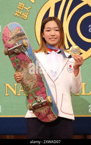 Tokio, Japan. August 2024. Die 14-jährige japanische Skateborder Coco Yoshizawa posiert für Fotos, nachdem sie am Montag, den 19. August 2024, im Japan National Press Club in Tokio gesprochen hatte. Yoshizawa gewann die Goldmedaille des Street Skateboards bei den Olympischen Spielen 2024 in Paris. (Foto: Yoshio Tsunoda/AFLO) Stockfoto