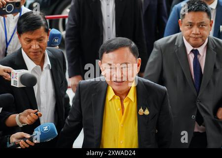 Bangkok, Thailand. August 2024. Der ehemalige Premierminister Thaksin Shinawatra wird vor dem Strafgericht die Beweise im Fall von Majestät-Anschuldigungen gemäß Abschnitt 112 inspizieren. Der ehemalige thailändische Premierminister Thaksin Shinawatra wurde wegen Majestät wegen eines Interviews im Jahr 2015 angeklagt, das Schockwellen durch die Regierung schickte, in der Thaksin weithin als eine Schlüsselfigur hinter den Kulissen angesehen wird. Quelle: SOPA Images Limited/Alamy Live News Stockfoto