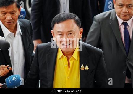 Bangkok, Thailand. August 2024. Der ehemalige Premierminister Thaksin Shinawatra wird vor dem Strafgericht die Beweise im Fall von Majestät-Anschuldigungen gemäß Abschnitt 112 inspizieren. Der ehemalige thailändische Premierminister Thaksin Shinawatra wurde wegen Majestät wegen eines Interviews im Jahr 2015 angeklagt, das Schockwellen durch die Regierung schickte, in der Thaksin weithin als eine Schlüsselfigur hinter den Kulissen angesehen wird. Quelle: SOPA Images Limited/Alamy Live News Stockfoto