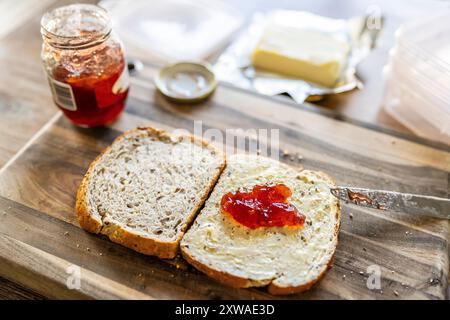 Erdbeer-Marmelade auf Brot Stockfoto