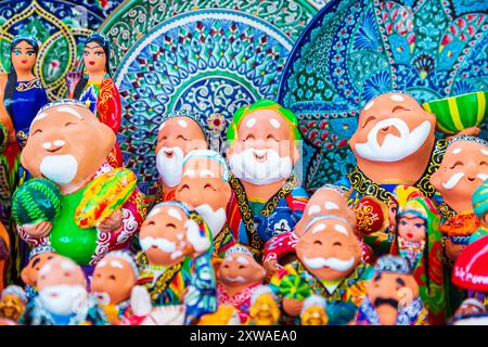 Lustige Souvenirs - Figuren von Menschen auf dem Siab-Markt. Samarkand, Usbekistan - 20. Juli 2024. Stockfoto