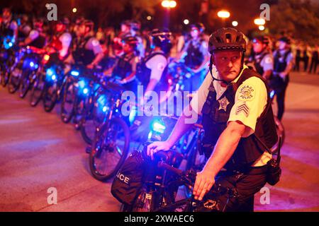 Chicago, USA. August 2024. CHICAGO, ILLINOIS – 18. AUGUST 2024: Die Polizei beobachtet, wie palästinensische Demonstranten vor der Democratic National Convention in Chicago, Illinois, marschieren. Die Konferenz findet vom 19. Bis 22. August statt. Quelle: Jeremy Hogan/Alamy Live News Stockfoto