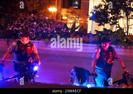 Chicago, USA. August 2024. CHICAGO, ILLINOIS – 18. AUGUST 2024: Die Polizei beobachtet, wie palästinensische Demonstranten vor der Democratic National Convention in Chicago, Illinois, marschieren. Die Konferenz findet vom 19. Bis 22. August statt. Quelle: Jeremy Hogan/Alamy Live News Stockfoto