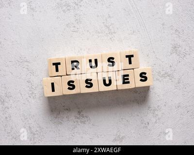 Das Wort Vertrauen ist bei Holzwürfeln problematisch. Misstrauen im Geschäft, in persönlichen Beziehungen, in der Ehe und in Beziehungen. Stockfoto