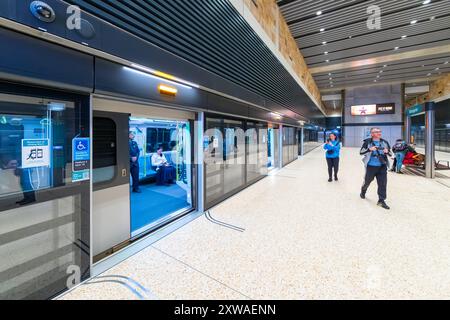 Sydney, Australien. August 2024. Die Eröffnung der fahrerlosen „Sydney Metro“-Zuglinie zwischen Sydenham und Chatswood und nach Tallawong. Im Bild: Das Innere des Bahnhofs Barangaroo. Quelle: Robert Wallace / Wallace Media Network / Alamy Live News Stockfoto