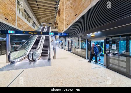 Sydney, Australien. August 2024. Die Eröffnung der fahrerlosen „Sydney Metro“-Zuglinie zwischen Sydenham und Chatswood und nach Tallawong. Im Bild: Das Innere des Bahnhofs Barangaroo. Quelle: Robert Wallace / Wallace Media Network / Alamy Live News Stockfoto