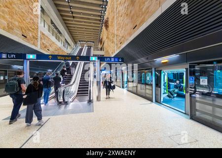 Sydney, Australien. August 2024. Die Eröffnung der fahrerlosen „Sydney Metro“-Zuglinie zwischen Sydenham und Chatswood und nach Tallawong. Im Bild: Das Innere des Bahnhofs Barangaroo. Quelle: Robert Wallace / Wallace Media Network / Alamy Live News Stockfoto