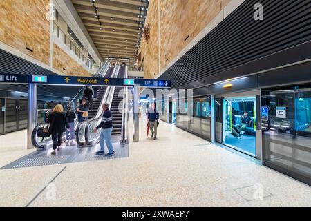 Sydney, Australien. August 2024. Die Eröffnung der fahrerlosen „Sydney Metro“-Zuglinie zwischen Sydenham und Chatswood und nach Tallawong. Im Bild: Das Innere des Bahnhofs Barangaroo. Quelle: Robert Wallace / Wallace Media Network / Alamy Live News Stockfoto