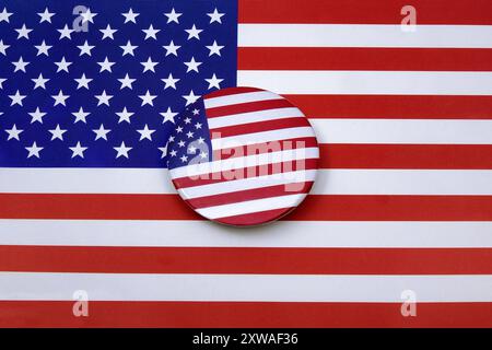 USA-Flagge und Button USA-Flagge und Button, 13.08.2024, Borkwalde, Brandenburg, auf einem Sternenbanner liegt ein Button mit amerikanischer Flagge. *** USA Flagge und Button USA Flagge und Button, 13 08 2024, Borkwalde, Brandenburg, auf einem Sternbanner liegt ein Button mit amerikanischer Flagge Stockfoto