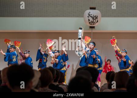 Tokushima Awa Odori Festival 2024. Auf der Indoor-Bühne spielen Künstler traditionellen japanischen Awa-Tanz. Präfektur Tokushima, Japan. Stockfoto