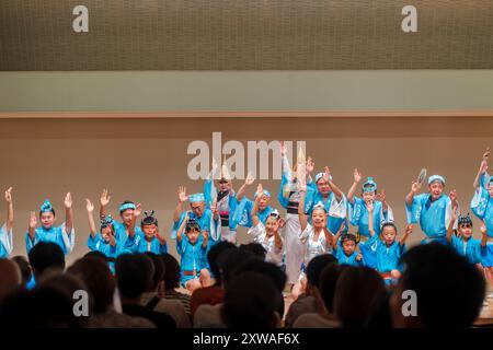 Tokushima Awa Odori Festival 2024. Auf der Indoor-Bühne spielen Künstler traditionellen japanischen Awa-Tanz. Präfektur Tokushima, Japan. Stockfoto