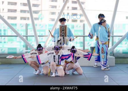 Tokushima Awa Odori Festival 2024. Auf der Freiluftbühne präsentieren Künstler traditionellen japanischen Awa-Tanz. Präfektur Tokushima, Japan. Stockfoto