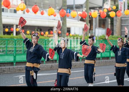 Tokushima Awa Odori Festival 2024. Darsteller tragen traditionelle obon-Kostüme, tanzen und singen, während sie durch die Straßen ziehen. Tokushima, Japan. Stockfoto