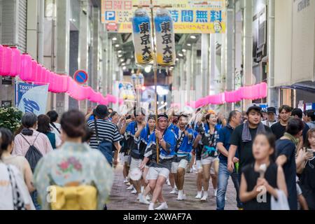 Tokushima Awa Odori Festival 2024. Darsteller tragen traditionelle obon-Kostüme, tanzen und singen, während sie durch die Straßen ziehen. Tokushima, Japan. Stockfoto